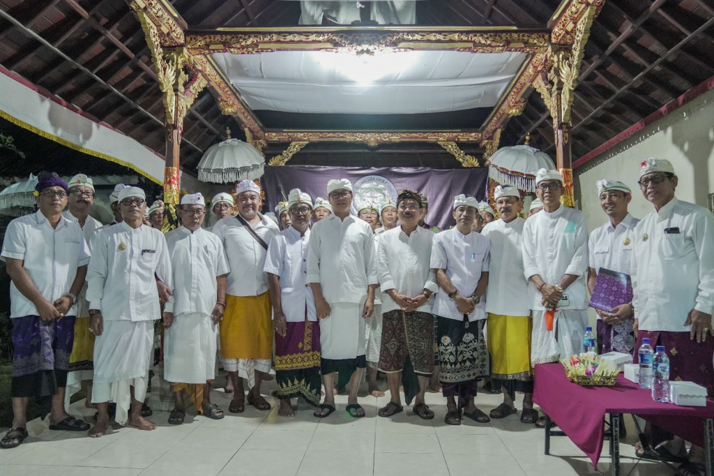 Wabup Suiasa Lantik Pengurus Pratisentana Sira Arya Kanuruhan Kecamatan Abiansemal